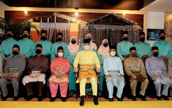 Sultan Perak Sultan Nazrin Muizzuddin Shah (tengah) berkenan bergambar bersama pengurusan Perbadanan Kemajuan Ekonomi Islam Negeri Perak (PKEINPk) pada majlis Pelancaran WaQaf 365 di Impiana hari ini. - Foto Bernama