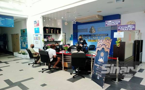 Abd Khalid meninjau anggotanya sedang menerima laporan polis daripada orang awam.