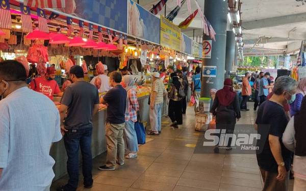 Jumlah pengunjung ke Pasar Moden Seksyen 6, di sini meningkat pada jam 8 pagi hingga 9 pagi.