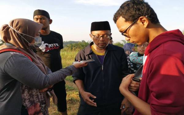 Halimi (tengah) ketika ditemui pemberita di Tanah Perkuburan Islam Kampung Melayu Seelong di sini, pada Sabtu.