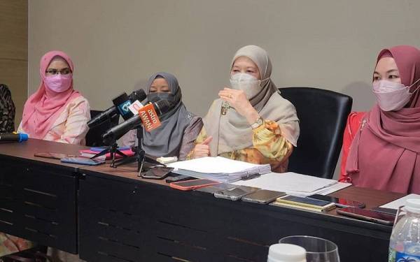 Azizah (dua dari kanan) pada sidang akhbar selepas mempengerusikan mesyuarat Srikandi Bersatu Sabah di SICC Kota Kinabalu.