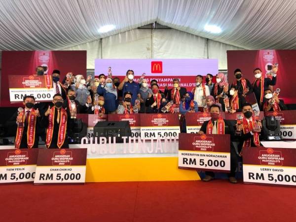 Menteri Kanan Pendidikan, Datuk Dr Radzi Jidin (tengah) bergambar bersama 25 penerima Anugerah Guru Inspirasi McDonald’s 2022 sempena Sambutan Hari Guru Peringkat Kebangsaan di Universiti Malaysia Kelantan (UMK) Kampus Bachok pada Sabtu.