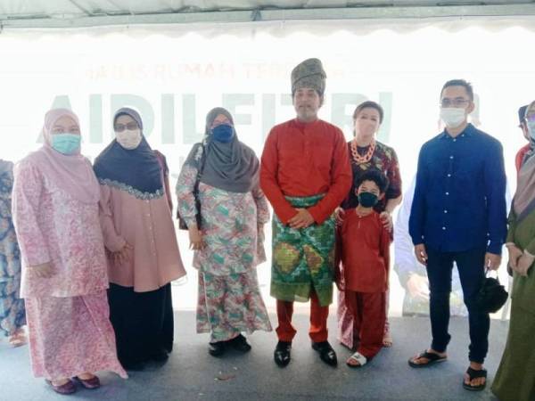 Khairy (empat dari kiri) bersama isteri, Nori Abdullah (lima dari kiri) berkesempatan bergambar dengan tetamu yang hadir pada majlis tersebut.