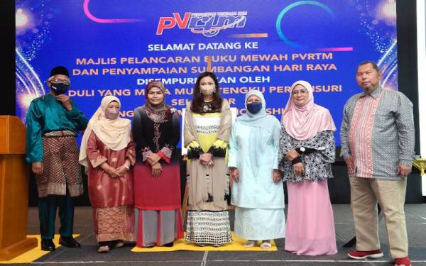 Tengku Permaisuri Selangor Tengku Permaisuri Norashikin (tengah) berkenan bergambar bersama warga veteran pada Majlis Pelancaran Buku Mewah (coffee table book) PVRTM dan penyampaian sumbangan Hari Raya di sebuah hotel, pada Sabtu. Hadir sama, Presiden Persatuan Veteran RTM Zohara Gany Mhd Bathusha (tiga, kanan). - Foto Bernama