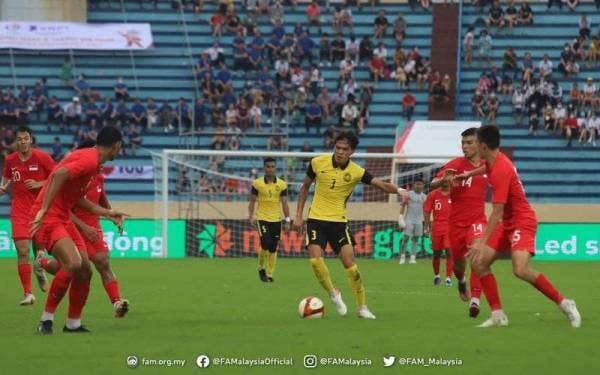 Antara aksi Harimau Muda ketika beraksi menentang Singapura di Stadium Thien Truong, Nam Dinh sebentar tadi. - Foto FAM