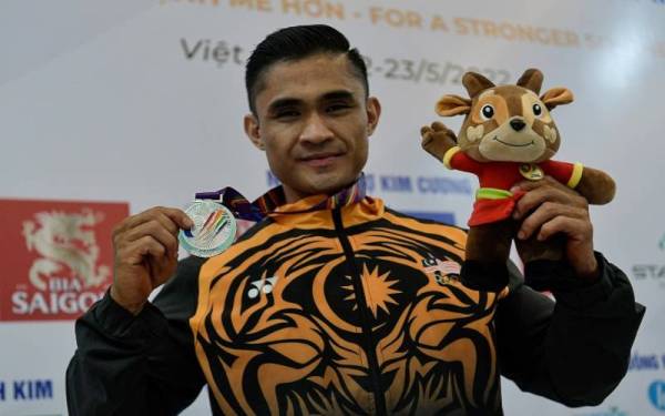 Zmarul Adam bersama pingat perak dimenanginya dalam acara 75kg lelaki akhir Sukan SEA Hanoi 2021 pada Sabtu. - Foto Bernama