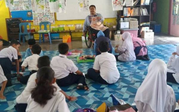 Mohd Huzaire sentiasa mengambil pendekatan kreatif bagi mewujudkan suasana ceria untuk menarik tumpuan murid terhadap kelasnya.