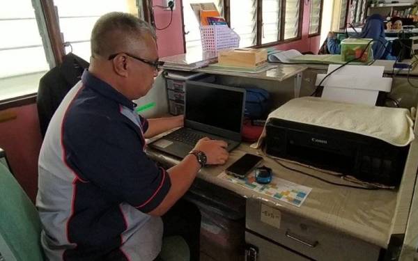Mohamad Azahar sentiasa komited terhadap tugasnya sebagai pendidik dan menyelesaikan tugasan diberikan dengan cemerlang biarpun serba kekurangan.