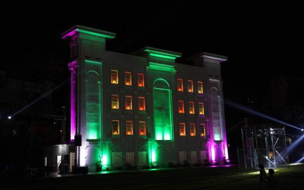 Pertunjukkan visual dan bunyi berkonsepkan pemetaan cahaya pada fasad bangunan dapat mengetengahkan budaya, seni, karya dan lokasi tarikan pelancongan di Padang Ipoh.