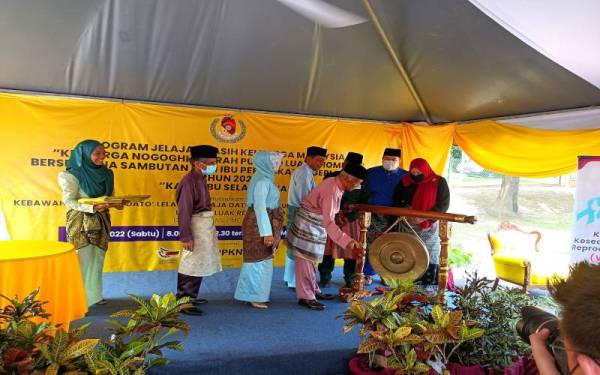 Muhamad Sharip menyempurnakan simbolik perasmian Program Jelajah Kasih Keluarga Malaysia 'Keluarga Nogoghi: Ziarah Pusako Luak Ghombau' bersempena Sambutan Hari Ibu Peringkat Negeri Sembilan Tahun 2022.