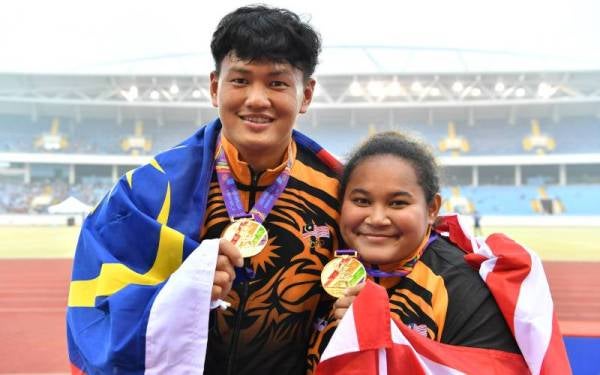 Jackie Wong Siew Cheer dan Grace Wong bersama pingat emas yang dimenangi dalam acara lontar tukul besi pada Sukan SEA Hanoi 2021 di Stadium Nasional My Dinh, Hanoi.
- Foto: Bernama