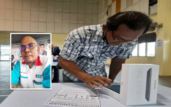 Ahli PKR melaksanakan pengundi bagi memilih pucuk pimpinan parti secara digital di Dewan Serbaguna Taman Tas pada Ahad. Gambar kecil: Wan Fauzuldin