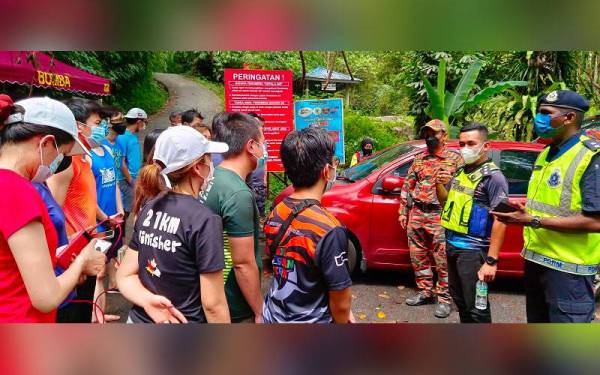 Seramai 20 pendaki berjaya dibawa turun selepas tapak perkhemahan mereka dipanah petir di Kampar.