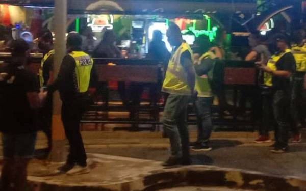 Polis menjalankan pemeriksaan ke atas pusat hiburan di sekitar Ibu kota dalam memastikan premis berkenaan mematuhi SOP yang telah ditetapkan.