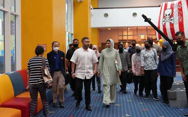 Tunku Ismail (tengah) bersama Che' Puan Besar Khaleeda berangkat ke Taman Tema Legoland untuk menyantuni kanak-kanak istimewa pada Ahad. Foto: Ihsan Facebook HRH Crown Prince Of Johor