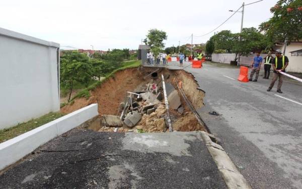 Keadaan hakisan tanah yang berlaku di Taman Sri Perkasa akibat hujan lebat berterusan pada pagi Ahad.