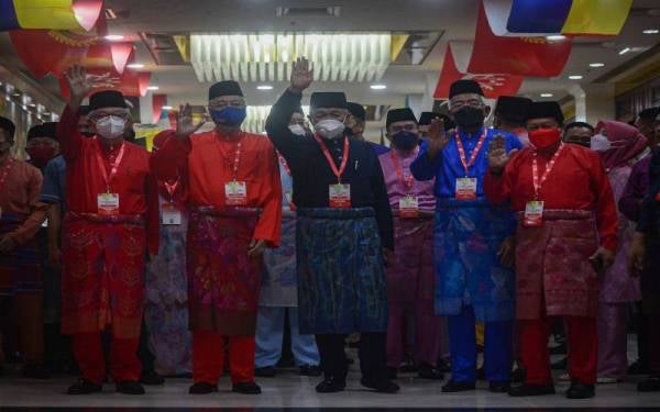 Presiden UMNO Datuk Seri Dr Ahmad Zahid Hamidi (tengah) bersama Perdana Menteri yang juga Naib Presiden UMNO Datuk Seri Ismail Sabri Yaakob (dua, kiri) hadir pada Perhimpunan Khas UMNO dan Sambutan Hari UMNO di Pusat Dagangan Dunia Kuala Lumpur (WTC KL), pada Ahad. Hadir sama, Setiausaha Agung UMNO Datuk Seri Ahmad Maslan (kanan), Naib Presiden UMNO Datuk Seri Mahdzir Khalid (dua, kanan) dan Ketua Pemuda UMNO Datuk Dr Asyraf Wajdi Dusuki.- Foto Bernama
 