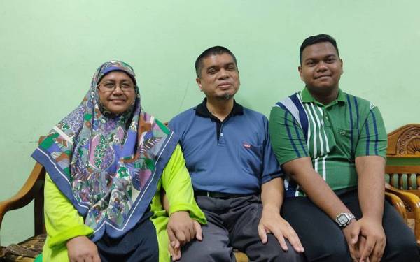 Zakaria (tengah) bersama isteri dan anaknya.