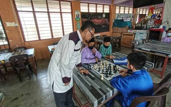 Mohd Zukhairul berlatih bersama anak-anak muridnya ketika waktu rehat pada majlis sambutan hari raya SKBBS.