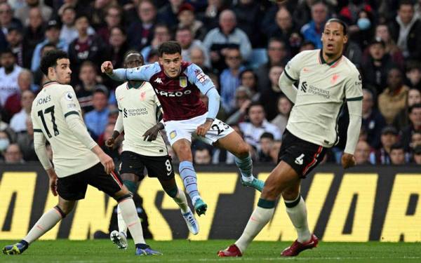 Aksi Coutinho bersama Aston Villa ketika berdepan Liverpool semasa aksi liga di Villa Park, pada 10 Mei lalu. FOTO: AFP