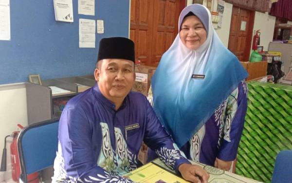 Shamsul Anuar (kiri) bersama isterinya, Siti Zubaidah Latif yang juga merupakan seorang guru di sekolah sama.