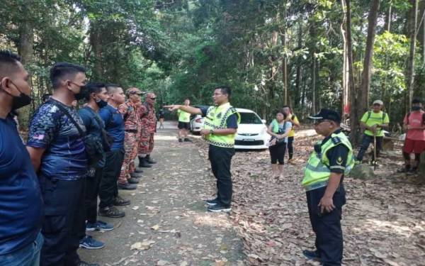 Pasukan penyelamat menerima taklimat sebelum memulakan operasi SAR di Gunung Banang, pada Ahad.