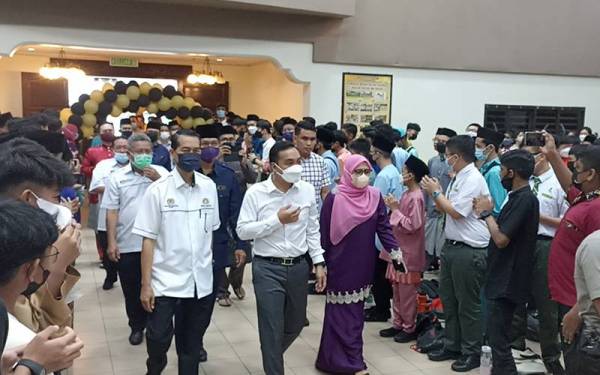 Onn Hafiz (tengah) tiba di Dewan Sultan Iskandar Maktab Sultan Abu Bakar bagi sambutan Hari Guru pada Isnin.