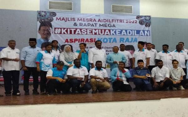 Amirudin dan Gunaraj (berdiri, tengah) bersama ahli Parti Keadilan Rakyat (PKR) Kota Raja sempena Majlis Mesra Aidilfitri 2022 dan Rapat Umum #KitaSemuaKeadilan Aspirasi Kota Raja, pada Isnin.
