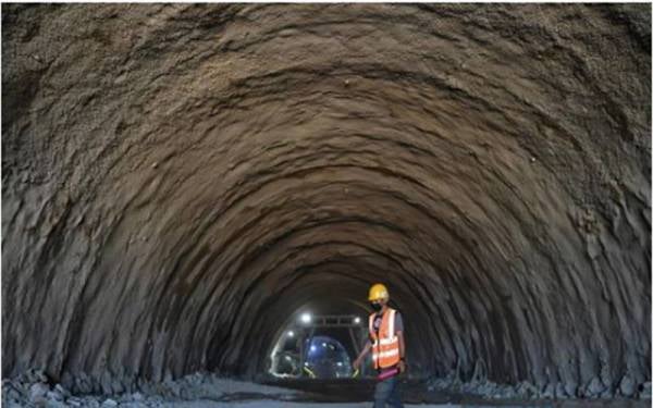 Projek ECRL akan membantu menarik kedatangan pelancong, pedagang dan pelabur, menggalakkan integrasi ekonomi, sekali gus mempererat hubungan rakyat antara negeri di pantai timur dengan bandar besar di Malaysia seperti Kuala Lumpur. - Foto Bernama