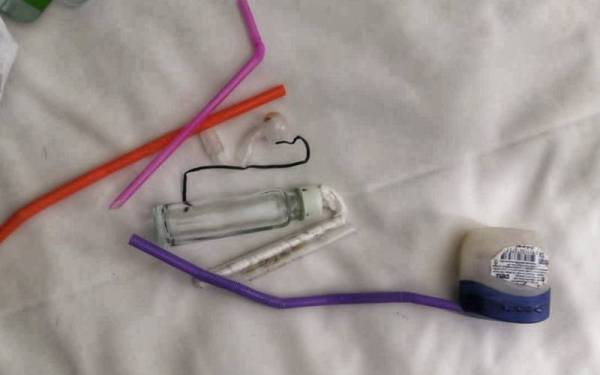 Antara peralatan menghisap dadah yang berjaya dirampas oleh imigresen dalam Ops Gegar pada Ahad malam.