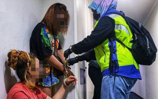 Wanita warga Thailand (dua, kanan) ditahan bersama seorang rakan senegaranya di hotel yang sama di bandar Alor Setar pada Ahad malam.