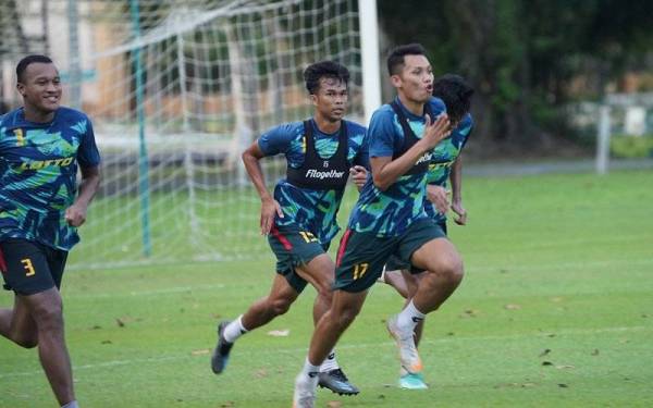 KDA FC mempersiapkan pasukan terutamanya memperkemaskan bahagian pertahanan sebelum sepak mula Liga Super 2022 bertemu NS FC di Stadium Darul Aman pada Selasa. - Foto KDA FC