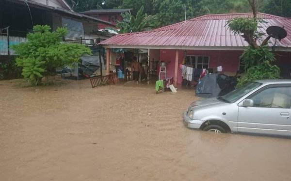 Keadaan banjir di Kampung Kelapa. - Foto Shaiful Faiz Roslee