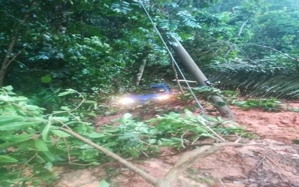 Keadaan sebuah kereta Toyota Avanza yang dihanyutkan arus banjir. - Foto JBPM Negeri Sembilan