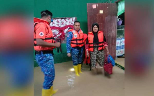 Penduduk terjejas banjir dipindahkan ke SK Tawar Baling Kedah.