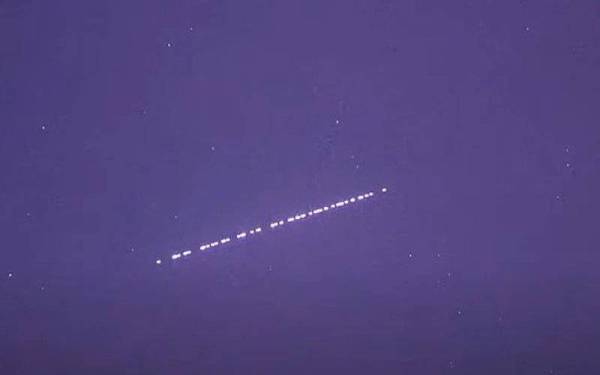 Satu siri satelit disangka UFO oleh penduduk Sydney pada malam Sabtu lalu. - Foto Astofarmer Imaging NZ/ Youtube