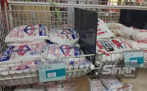 Bekalan tepung gandum di sebuah pasar mini di Seksyen 30, Shah Alam masih mencukupi walaupun mengalami kenaikan harga sejak Ramadan lalu.