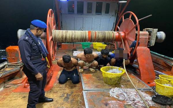 Sebahagian daripada nelayan warga asing yang ditahan kerana disyaki menceroboh perairan negara.