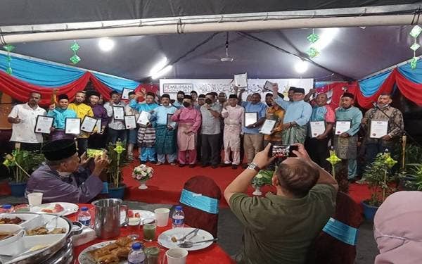 Saifuddin (tengah) bersama jawatankuasa PKR Cabang Gombak.