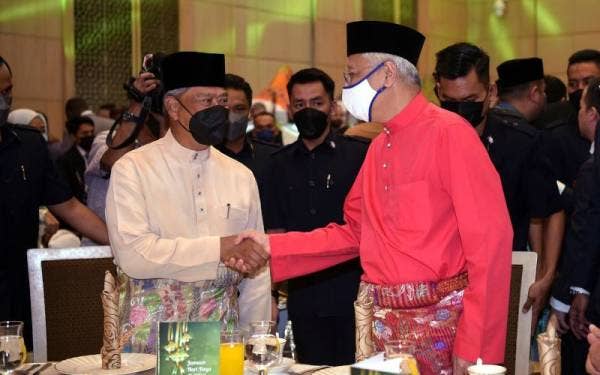 Ismail Sabri (kanan) bersalaman dengan Muhyiddin pada Majlis Sambutan Hari Raya Aidilfiitri dan Hari Terbuka Kementerian Kewangan 2022 di Kompleks Kementerian Kewangan hari ini. - Foto Bernama