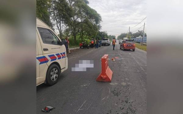 Mangsa maut di lokasi kejadian dalam kemalangan di Jalan Persiaran Masjid Sultan pada Selasa.