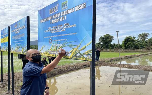 Ronald menandatangani plat untuk kelima-lima syarikat peneraju yang terlibat dalam Program SMART SBB Pulau Pinang.