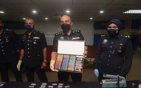 Soffian (dua dari kanan) menunjukkan krayon yang diubah suai dengan mengisi dadah sebelum dihantar kepada pelanggan di luar negara.