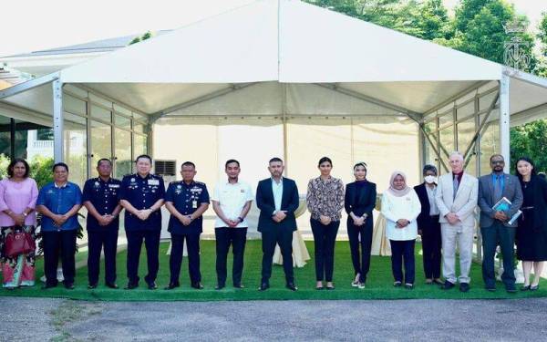 Tunku Ismail (tujuh, dari kiri) bersama tetamu kehormat ketika melawat CIC IPK Johor di sini, pada Selasa