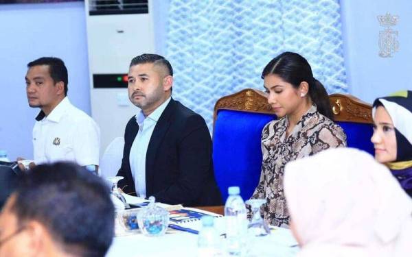 Tunku Ismail (dua dari kiri) dan Che Puan Khaleeda (dua dari kanan) ketika mendengar taklimat pada lawatannya di CIC IPK Johor di sini, pada Selasa