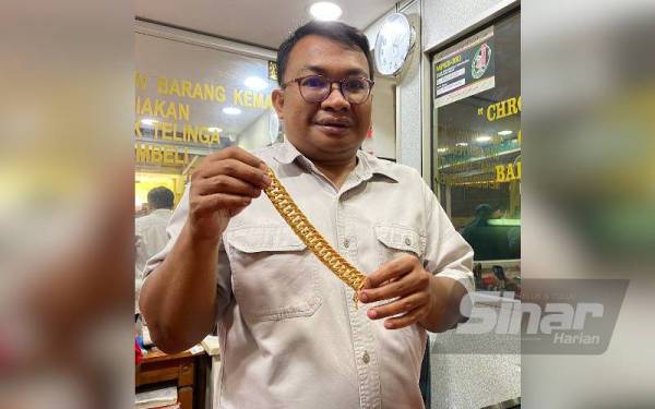 Mohd Hafiz menunjukkan gelang jenis lipan yang menjadi pilihan para pelanggan disebalik kejatuhan emas itu.
