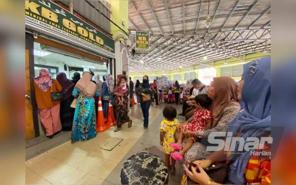 Aida (dua dari kanan) dari Jelawat, Bachok datang ke Kota Bharu seawal jam 8 pagi untuk mendapatkan emas idaman pada harga lebih murah.