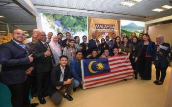 Annuar (tengah) sebagai ketua delegasi Malaysia ke Marche Du Film bergambar bersama para pemain industri kreatif pada Marche du Film yang berlangsung di Palais de Festival, Perancis bermula dari 17 hingga 25 Mei ini. - Foto Bernama