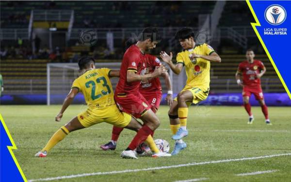 Aksi seimbang ditunjukkan oleh KDA FC dan NS FC sebaik wisel perlawanan dibunyikan dan keputusan tanpa jaringan kekal sehingga tamat perlawanan di Stadium Darul Aman pada Selasa. - Foto MFL