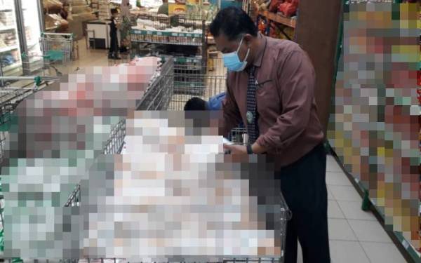 Mas Imran memeriksa bekalan tepung gandum tidak bersubsidi selepas semua jenama tepung gandum bersubsidi terputus bekalan di Pasar Raya Econsave Taman Scientex, Pasir Gudang, pada Rabu.